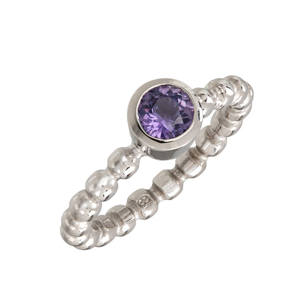 Saphir violet sur l'anneau de balle 